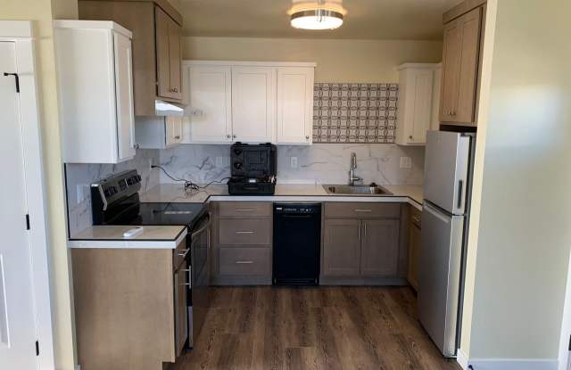 BEAUTIFUL SISTERS GROUND LEVEL APARTMENT, CLOSE TO DOWNTOWN! photos photos