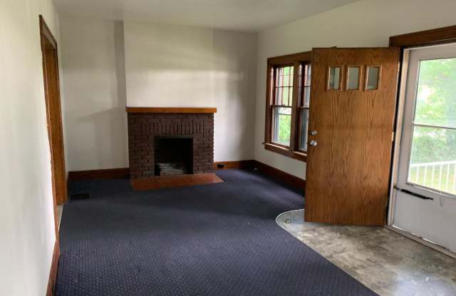 Spacious Three Bedroom, 1 1/2 bath FOR RENT Gallery 4