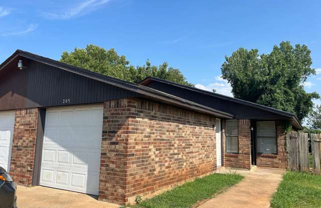 3 Bed/1 Bath Near Tinker AFB! - 209 Windsor Way, Midwest City, OK 73110