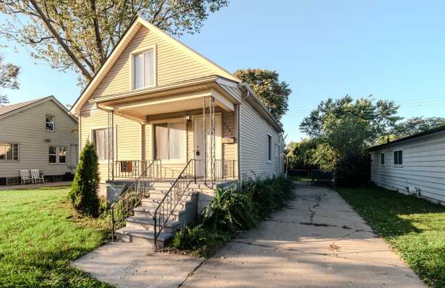 Charming 4-Bedroom, 1.5-Bathroom, and Well Equipped Kitchen Gallery 3