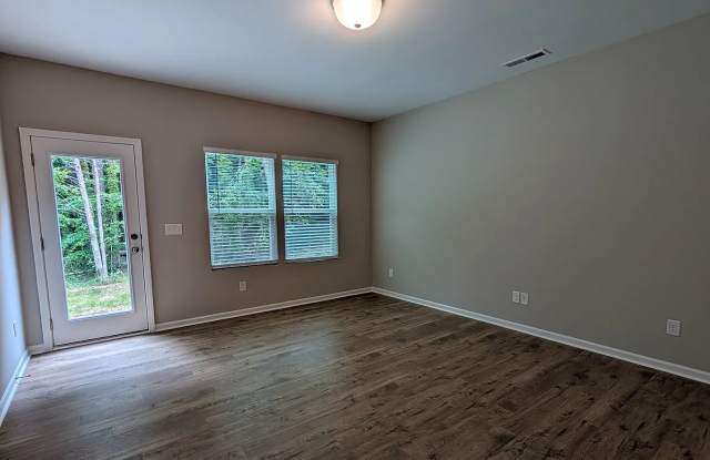 Room in 5 Bedroom Home at Reeves St Gallery 4