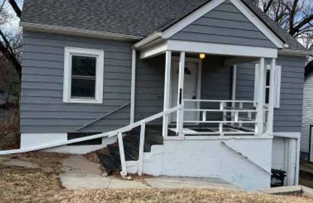 3508 N 47th Ave - 2 Bed/1 Bath in Benson | Wood-Look Flooring, Central A/C, Built-In Garage Gallery 1
