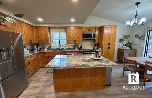 Spacious 3 Bedroom, 2 Bath Home in a Quiet Ashland Neighborhood photos photos