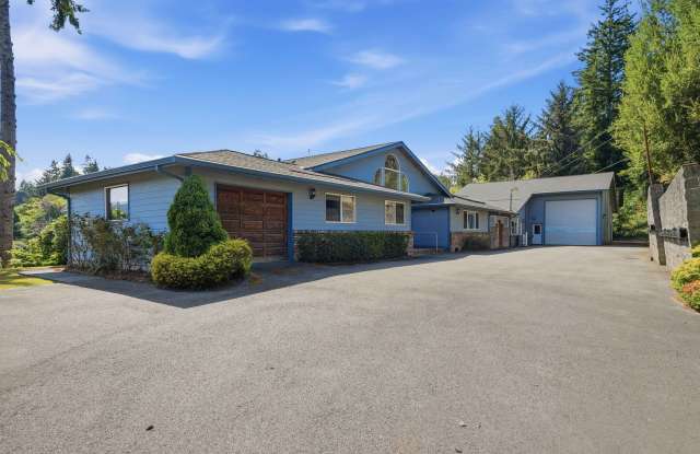 Spacious 4 Bedroom Home with Beautiful Views & 2 Garages Gallery 3