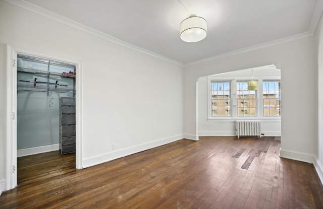 Must See! Charming, top floor studio unit in sought after Capitol Hill neighborhood!! Gallery 4