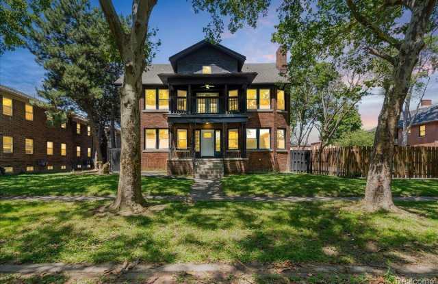 824 Delaware Street photos photos
