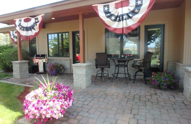 860 NE B St - Executive/Vacation Suite - 860 NE B St, Madras, OR 97741