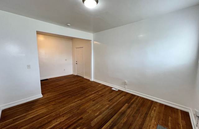 Updated 2-Bedroom Lower-Level Unit in 4-Plex Gallery 4
