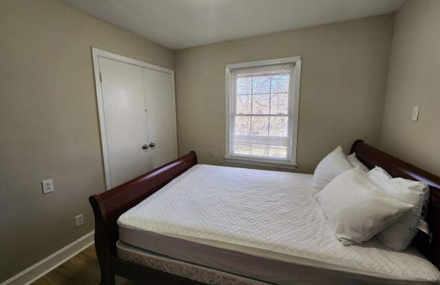 Room in 4 Bedroom Home at Edith Ave Gallery 3