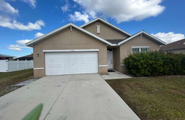 4/2 Freshly paint spacious home - 1123 Southwest 40th Terrace, Cape Coral, FL 33914
