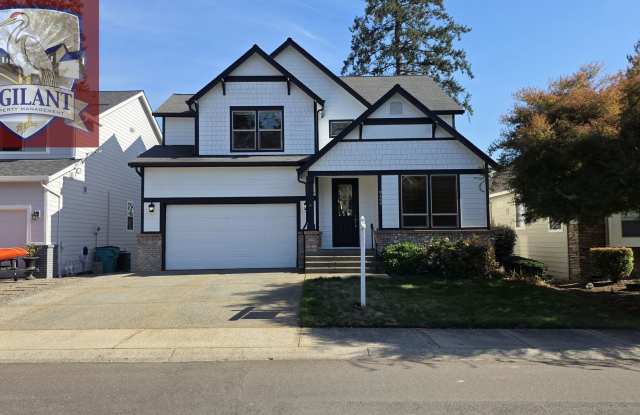 Amazing 5 bedroom home with office Gallery 1
