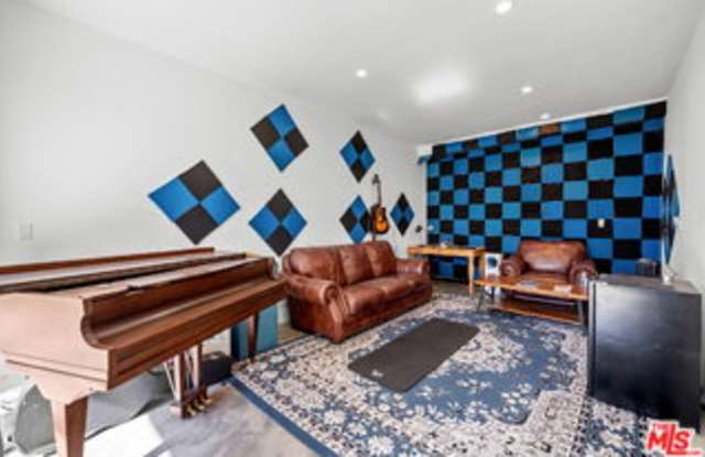 2646 Westwood Boulevard Gallery 3
