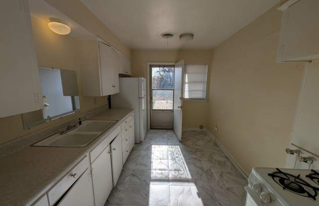 2 bed, 1 bath duplex house in Edmond with central heat and air next to UCO campus Gallery 4