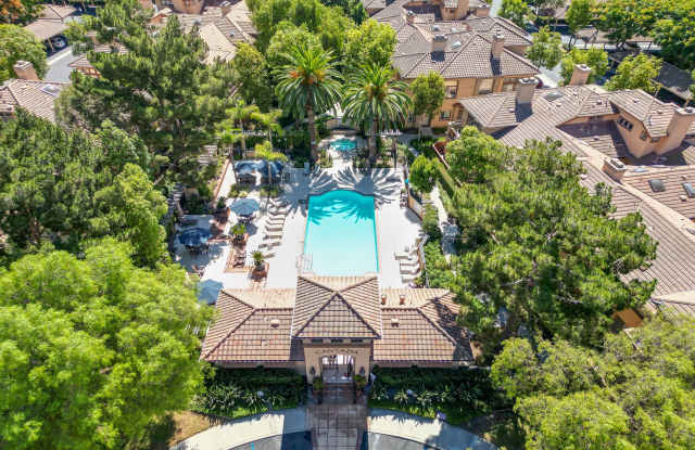 Bright & Private Corner-Unit Townhome in Tustin Ranch's Cantada Community Gallery 3