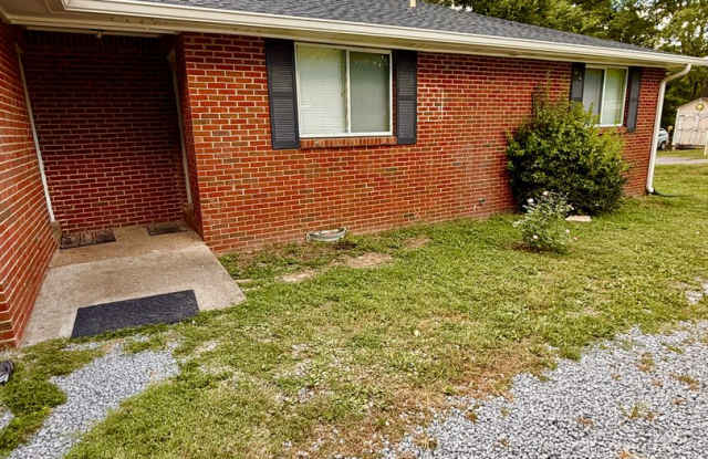 2 BR 1 Bath Duplex with convenient airport proximity. $1295/mo photos photos