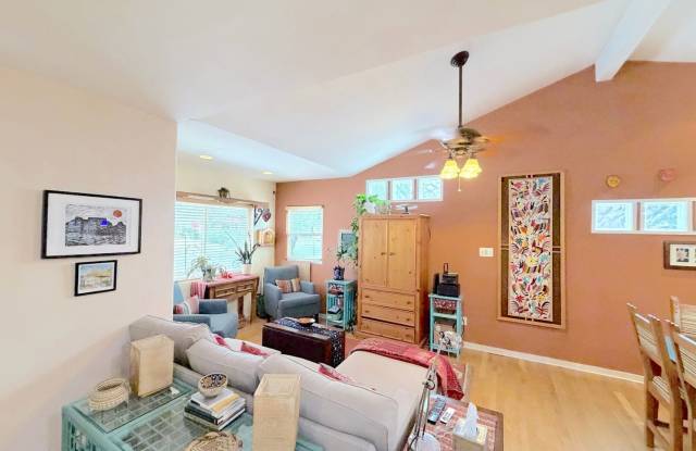 Charming 3-Bedroom Home with Casita Space Near UNM Gallery 4