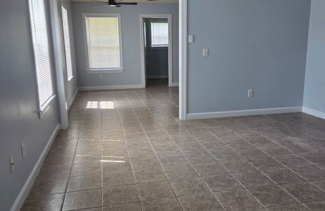 Beautiful duplex 3 bedroom 2 bath!! Gallery 4