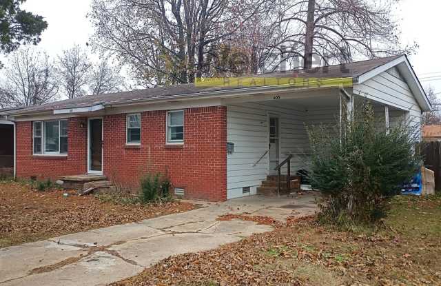 Cozy 2BR Home with Fenced Yard - 605 North 9 1/2 Street, Paragould, AR 72450
