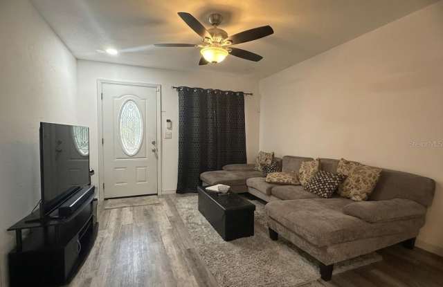 636 RAINBOW Boulevard Gallery 2