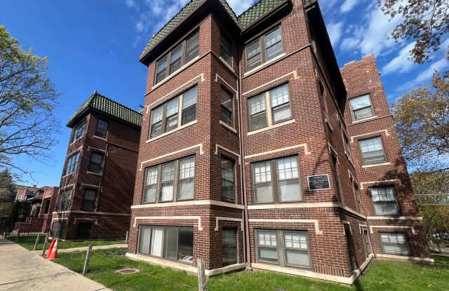 Spacious Albany Park 1-bed/1-bath with Sunroom and Dining Room photos photos