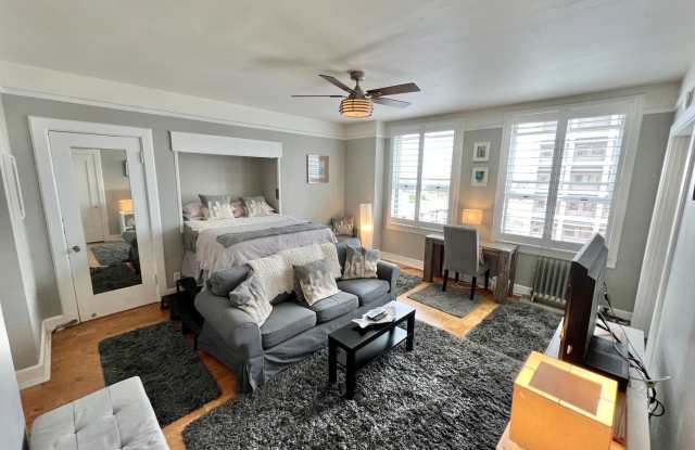 Chic Ocean-View Furnished Studio in a Historic Downtown Long Beach Building Gallery 4