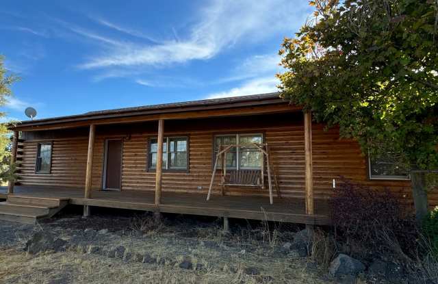 3BR 2BA Private Oasis on Acreage in Terrebonne Gallery 1
