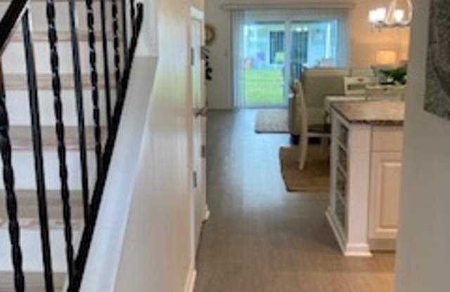 Pet-Friendly 2 story 2 bedroom/2 bath townhome across from beach Gallery 3