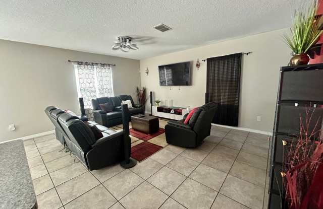 Beautiful 4-Bedroom Home for Rent in Wimauma, FL – Exceptional Value and Amenities Gallery 4