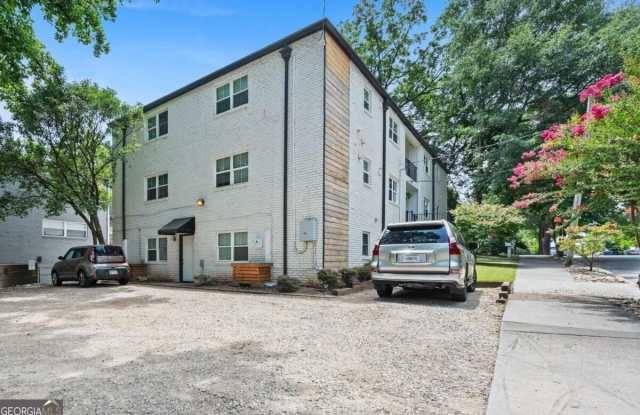 880 Saint Charles Avenue NE Gallery 1