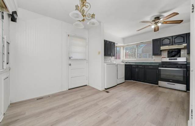 Charming 4BR House in Lansing Gallery 4