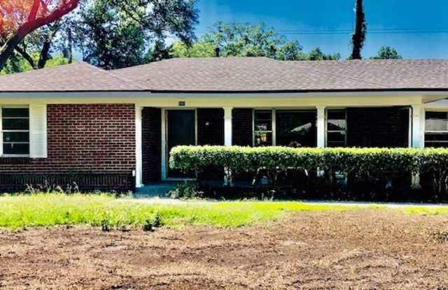UPDATED IN BROADMOOR-BEAUTIFUL 4/3 CLOSE TO SCHOOLS/PARK/SHOPPING/DUCK POND/LIBRARY Gallery 1