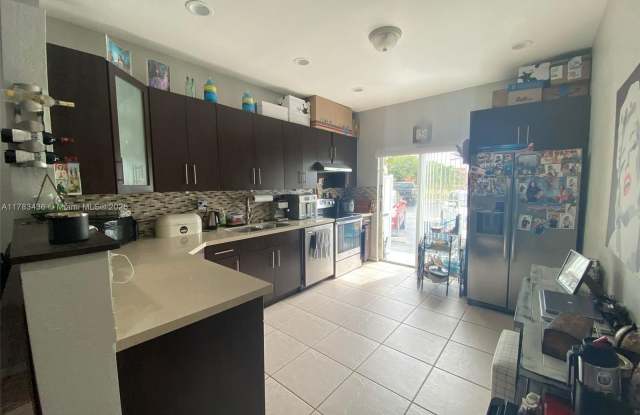 6922 NW 179th St - 6922 Northwest 179th Street, Country Club, FL 33015