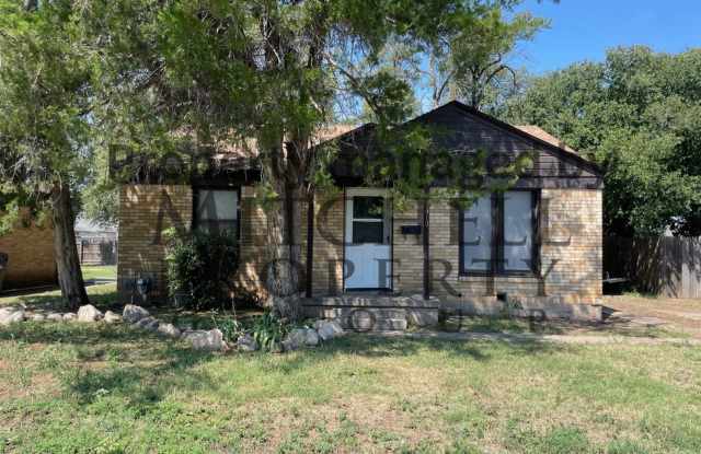 Welcome to 3610 S Lipscomb! 2 bedroom 1 bath home with a big fenced yard and a shed for extra storage space. photos photos