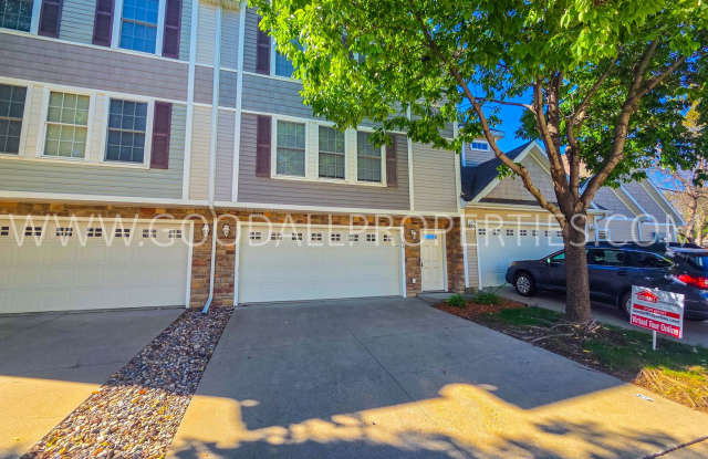 Price reduction!! Spacious 2-Bedroom Urbandale Townhome with 2-Car Attached Garage Gallery 1