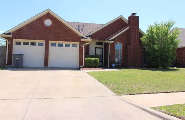 Beautiful home located in Creekwood Addition. - 6832 Northwest Crestwood Drive, Lawton, OK 73505