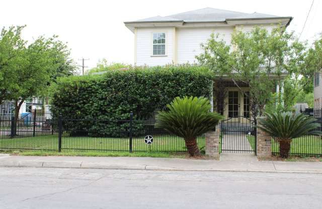 HISTORICAL TOBIN HILL 3-BEDROOM - 522 East Locust Street, San Antonio, TX 78212