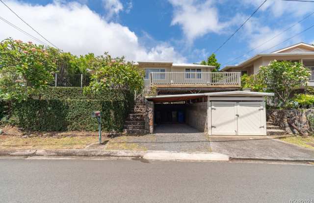 Hidden gem! 2-bedroom, 2-bath, 1-car carport executive home in St. Louis heights - 3038 Felix Street, Honolulu, HI 96816