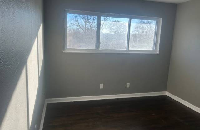 2 bedroom corner unit - 1020 Forest Court, Kansas City, KS 66103