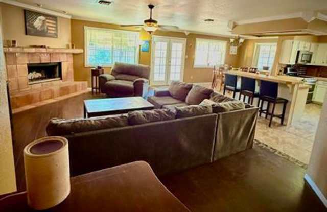 POOL & SOLAR HOME! Gallery 4