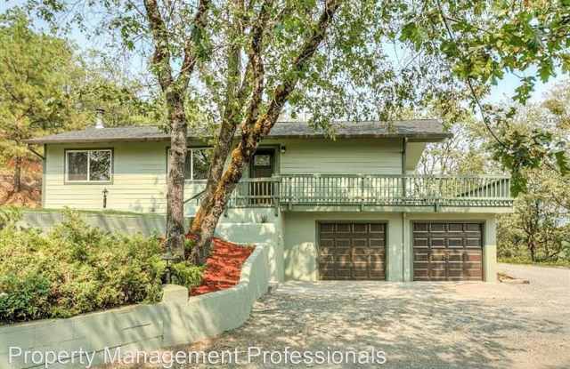 570 Grand View Ave - 570 Southeast Grandview Avenue, Grants Pass, OR 97527