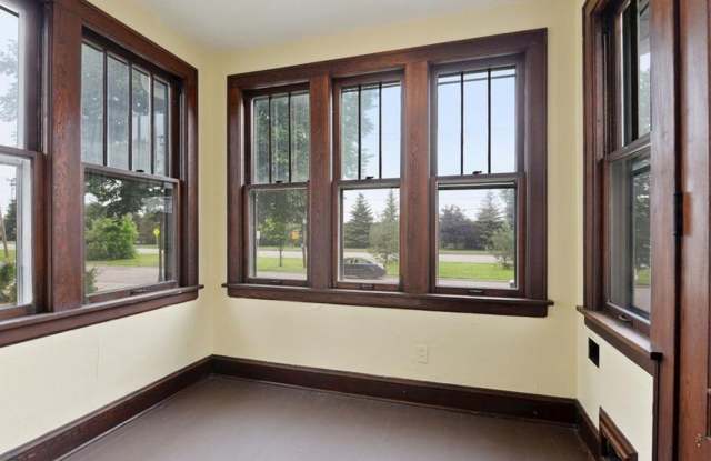 JUNE MOVE IN 2025- HAMLINE UNIVERSITY - 4 BEDROOM Gallery 4