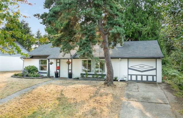 Charming 2 bed, 1 bath with large yard and easy access to I-5, light rail and amenities Gallery 1