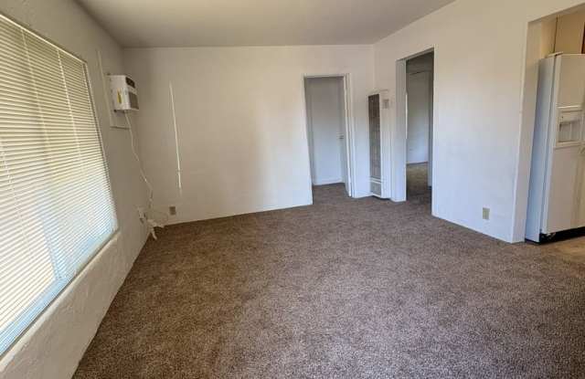 NICE DUPLEX WITH PRIVATE YARD! Gallery 4
