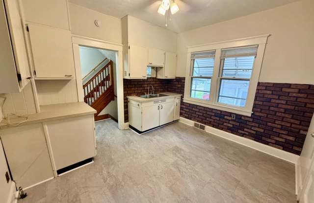 Charming 2 Bedroom Home Near Illinois Wesleyan! Gallery 3