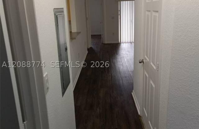 1095 Golden Lakes Blvd Gallery 1