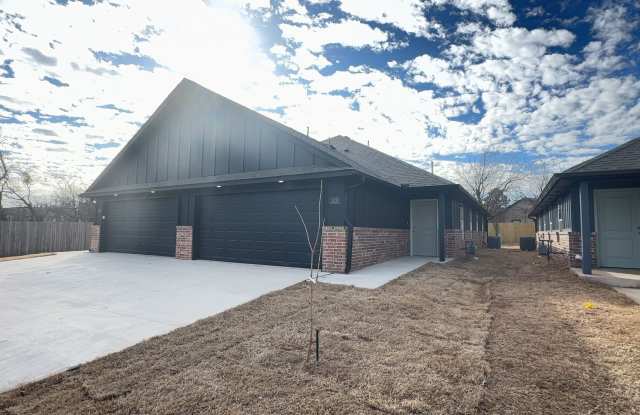 Welcome to Masonwood featuring this 3 Bedroom 2 Bath 2 Car Garage Duplex in a Great location close to the Broadway Extension and only 8 minutes from downtown OKC Gallery 1