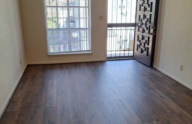 1674-I 11th Place South Gallery 2