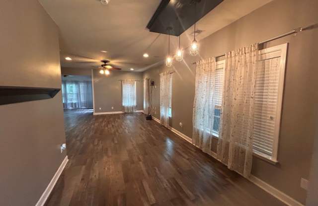 Huge 4BR home in beautiful neighborhood Wellborn Village in Ladson! Gallery 4