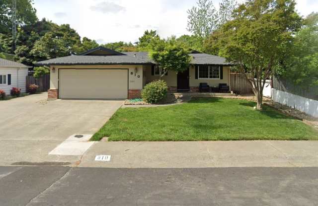 Located near downtown! Updated 3bed/2bath home with large family room/Rec room and side RV parking - 810 Camellia Way, Vacaville, CA 95688