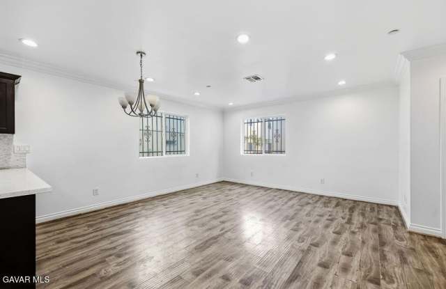 10422 S Figueroa Street Gallery 4